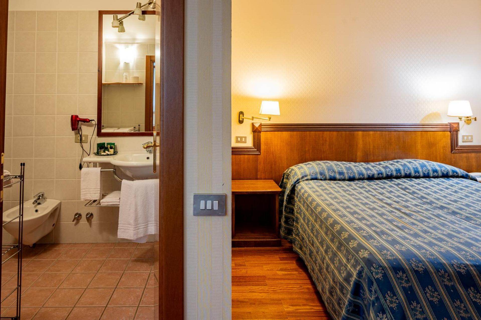 Hotel &