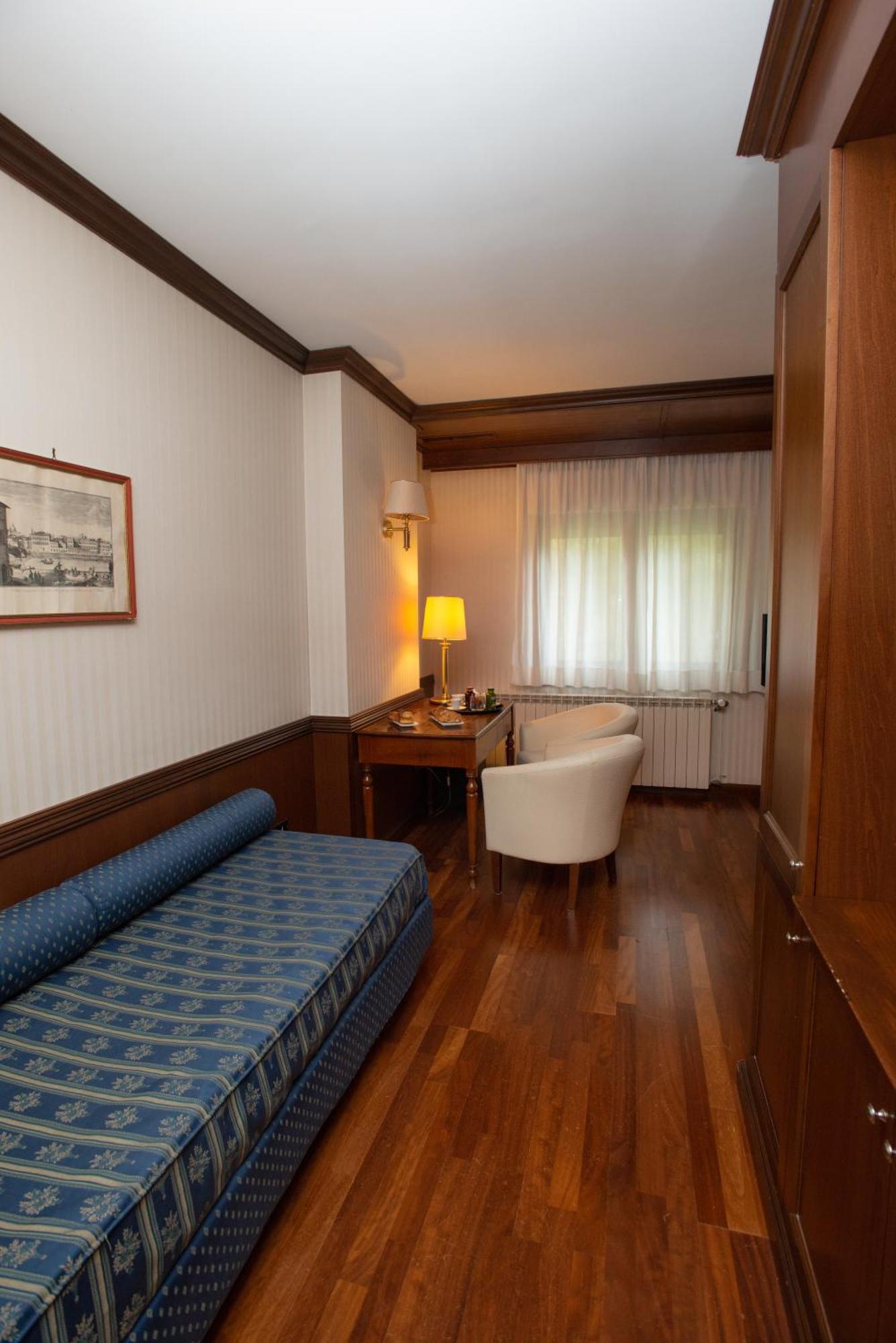 Hotel & 4*