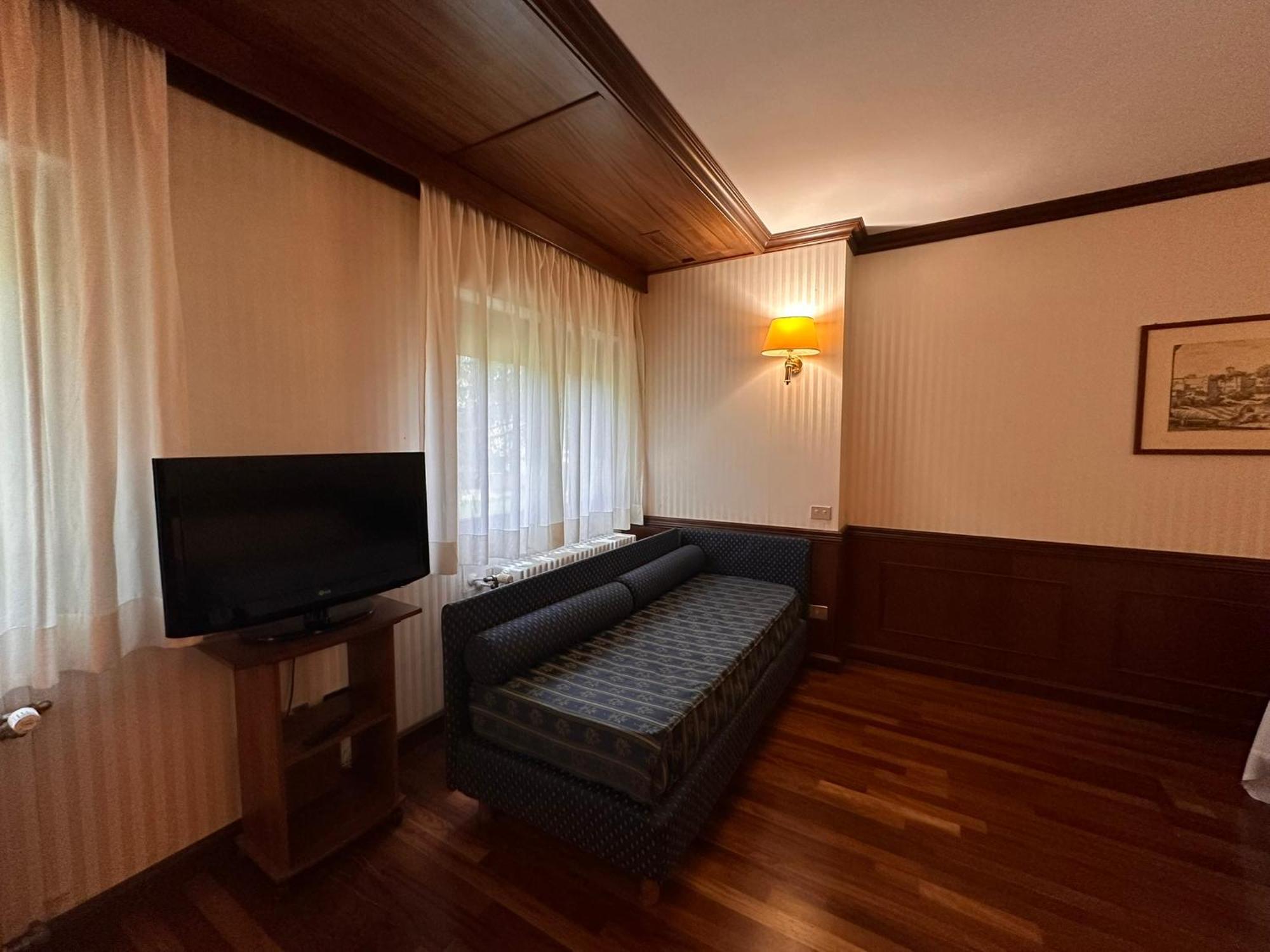 Hotel & 4*