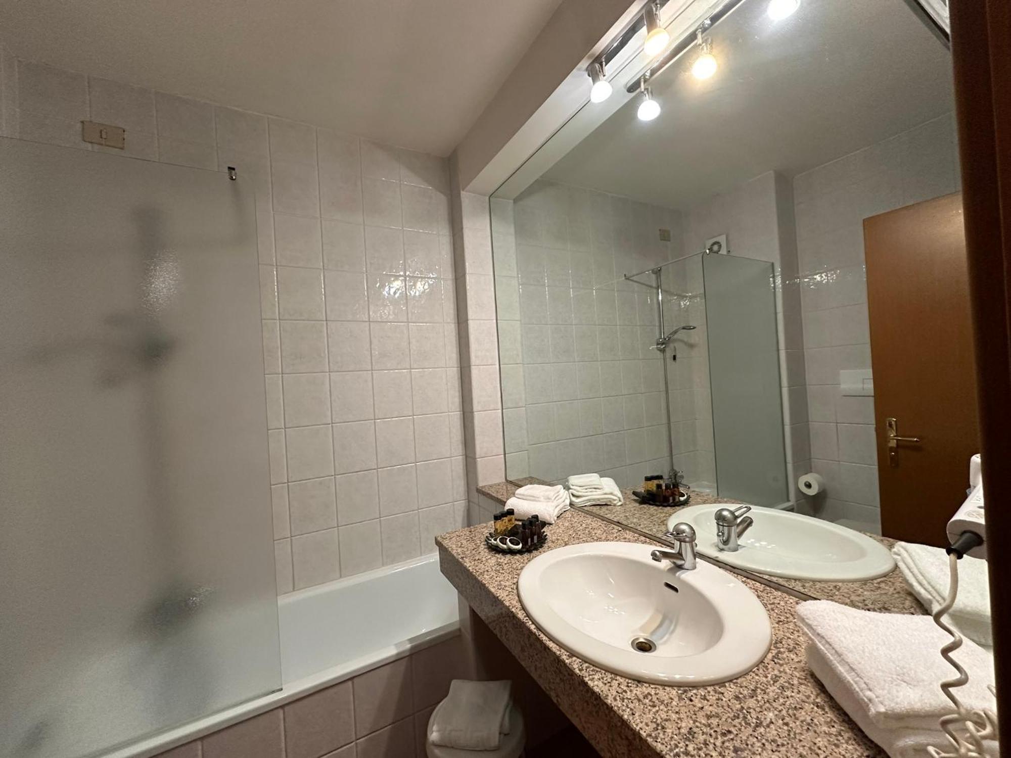 Hotel & 4*